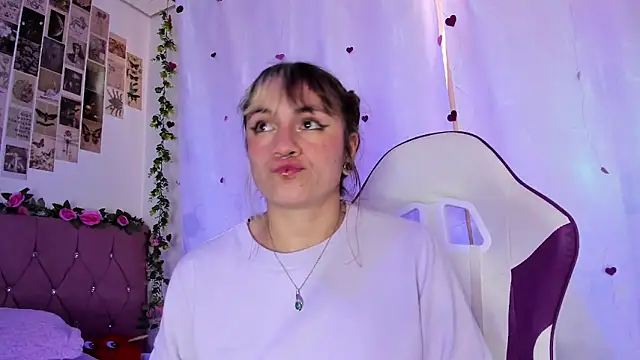 Snapshot of GilaKat chatting on 02-19-25, 11:38 GilaKat online show from 02-19-25, 11:38