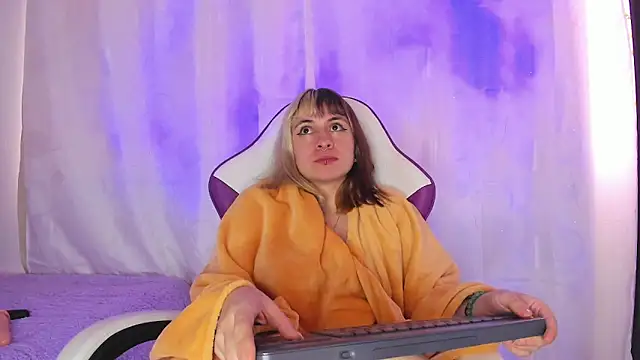 Snapshot of GilaKat chatting on 01-21-25, 11:35 GilaKat online show from 01-21-25, 11:35