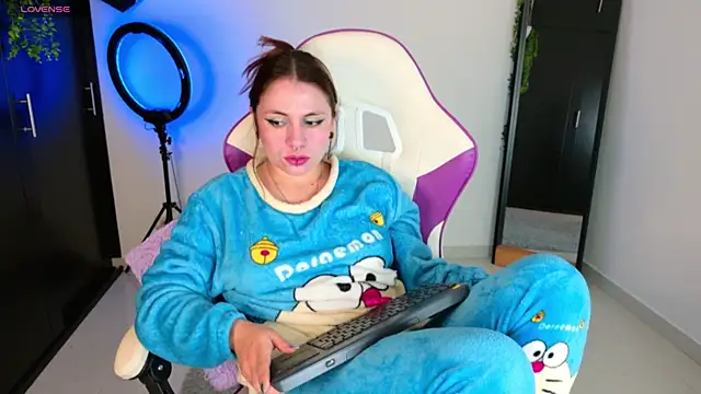 Snapshot of GilaKat chatting on 10-13-25, 05:42 GilaKat online show from 10-13-25, 05:42