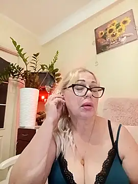 Snapshot of SusieNoreen chatting on 09-22-25, 11:11 SusieNoreen online show from 09-22-25, 11:11
