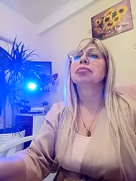 Snapshot of SusieNoreen chatting on 03-07-25, 01:53 SusieNoreen online show from 03-07-25, 01:53
