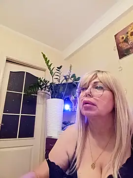 Snapshot of SusieNoreen chatting on 09-12-25, 12:11 SusieNoreen online show from 09-12-25, 12:11