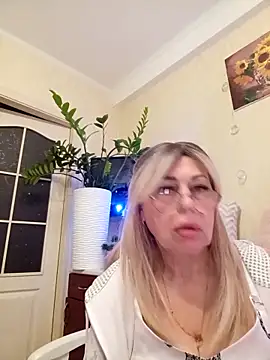 Snapshot of SusieNoreen chatting on 09-27-25, 11:22 SusieNoreen online show from 09-27-25, 11:22