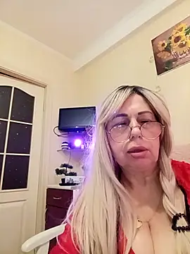 Snapshot of SusieNoreen chatting on 10-22-25, 12:21 SusieNoreen online show from 10-22-25, 12:21