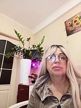 Snapshot of SusieNoreen chatting on 10-02-25, 12:58 SusieNoreen online show from 10-02-25, 12:58