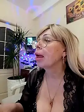 Snapshot of SusieNoreen chatting on 03-18-25, 10:39 SusieNoreen online show from 03-18-25, 10:39
