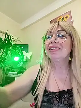 Snapshot of SusieNoreen chatting on 03-11-25, 12:44 SusieNoreen online show from 03-11-25, 12:44