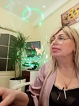Snapshot of SusieNoreen chatting on 03-22-25, 10:28 SusieNoreen online show from 03-22-25, 10:28