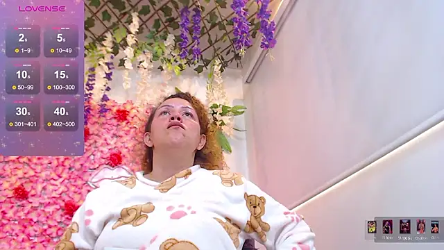 Snapshot of BLONDE_SEXYHOT chatting on 02-11-26, 03:23 BLONDE SEXYHOT online show from 02-11-26, 03:23