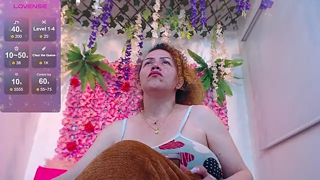 Snapshot of BLONDE_SEXYHOT chatting on 02-10-26, 06:01 BLONDE SEXYHOT online show from 02-10-26, 06:01