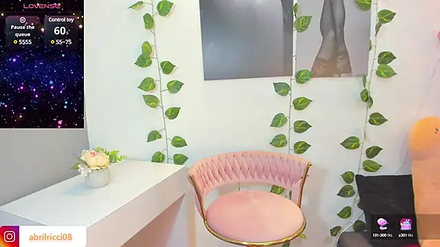 Snapshot of abril_ricci chatting on 02-17-25, 11:43 abril ricci online show from 02-17-25, 11:43