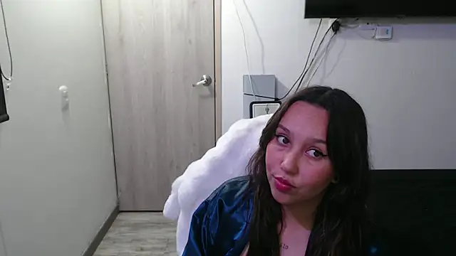 Skarlet Adams28 online show from 11-06-25, 07:51