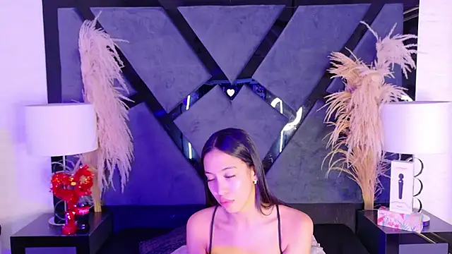Snapshot of KylieWhite chatting on 09-17-25, 12:18 KylieWhite online show from 09-17-25, 12:18