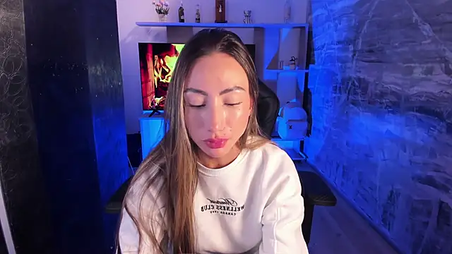 juliasprousse  online show from 10-06-25, 01:45