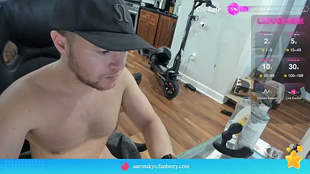 Snapshot of aaron_s_x chatting on 12-21-24, 11:02 aaron s x online show from 12-21-24, 11:02