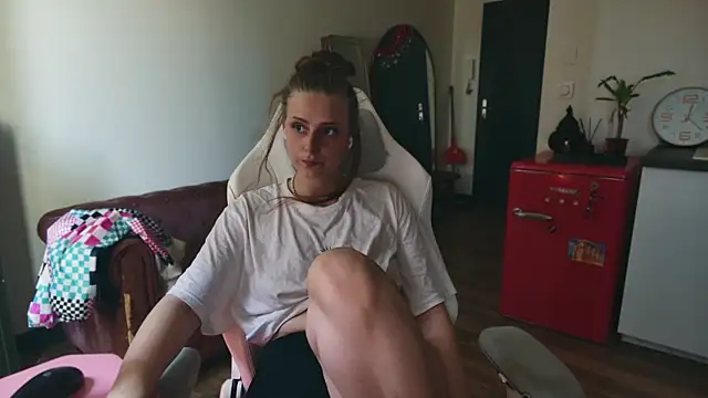 Snapshot of ce_leste__ chatting on 07-15-26, 10:22 ce leste online show from 07-15-26, 10:22