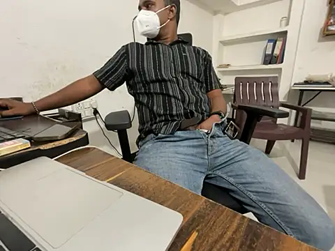 Snapshot of real_meet_girl_finding_in chatting on 10-15-25, 10:45 real meet girl finding in online show from 10-15-25, 10:45