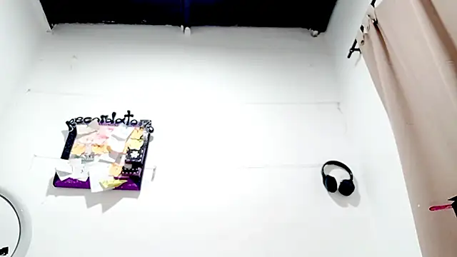 PetiteIvoryQueen19 online show from 09-23-25, 10:50