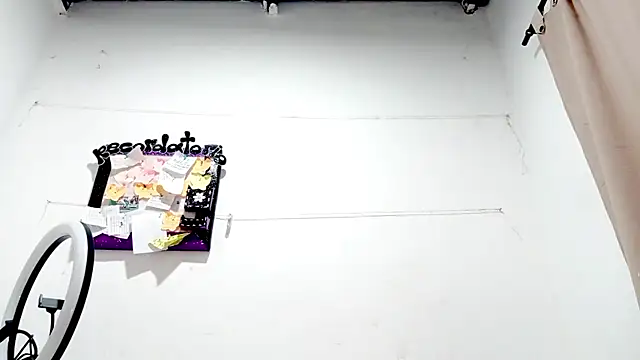 PetiteIvoryQueen19 online show from 09-19-25, 08:40