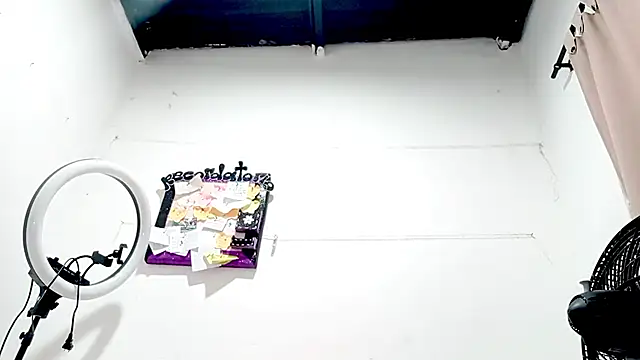 PetiteIvoryQueen19 online show from 09-13-25, 11:32