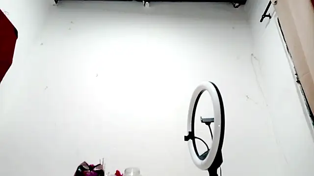 PetiteIvoryQueen19 online show from 10-07-25, 09:54