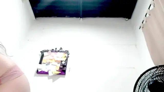 PetiteIvoryQueen19 online show from 09-16-25, 08:48