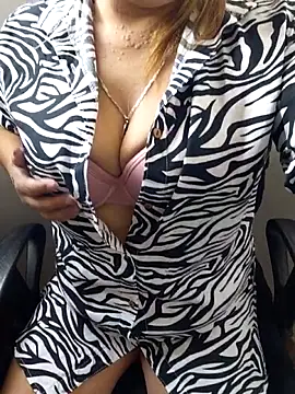 Snapshot of Laura-Hernandez chatting on 02-09-26, 03:21 Laura-Hernandez online show from 02-09-26, 03:21