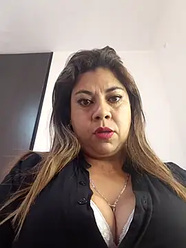 Laura-Hernandez online show from 05-19-26, 02:46