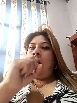 Laura-Hernandez online show from 09-30-25, 02:56