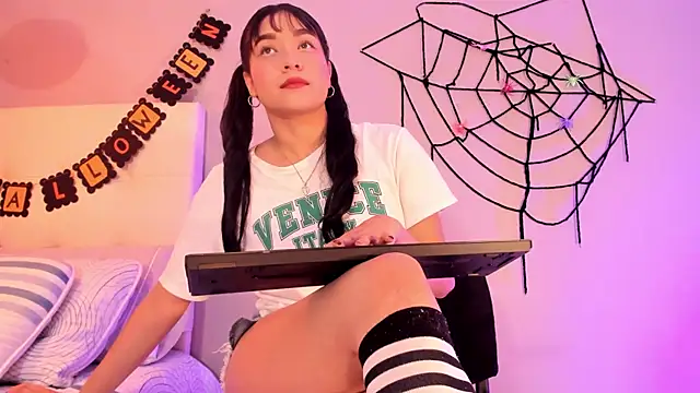 Maia W10 online show from 10-30-25, 12:36