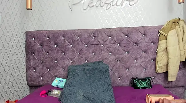 Snapshot of VALENTINA3x chatting on 03-18-25, 03:12 VALENTINA3x online show from 03-18-25, 03:12