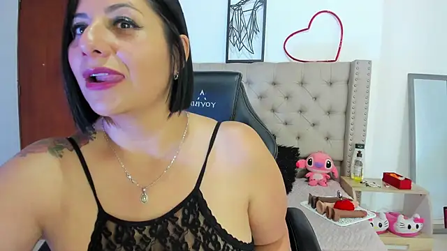 Snapshot of AngeleRoux chatting on 09-19-25, 03:16 AngeleRoux online show from 09-19-25, 03:16