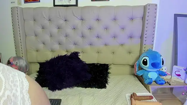 Snapshot of AngeleRoux chatting on 02-08-25, 04:57 AngeleRoux online show from 02-08-25, 04:57
