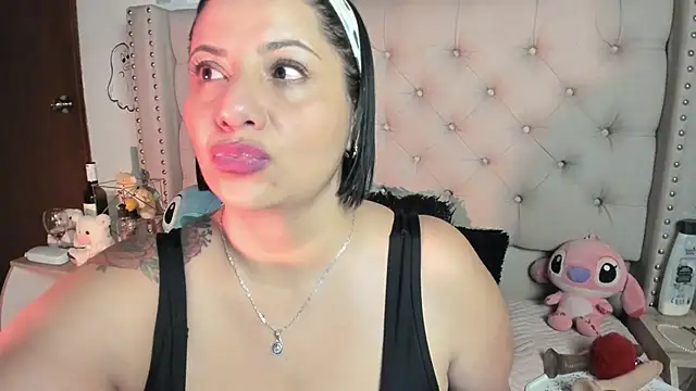 Snapshot of AngeleRoux chatting on 10-13-25, 06:37 AngeleRoux online show from 10-13-25, 06:37