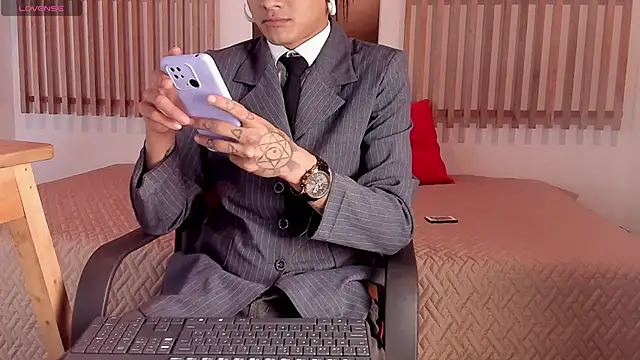 Snapshot of Myk3xx chatting on 12-11-24, 10:38 Myk3xx online show from 12-11-24, 10:38