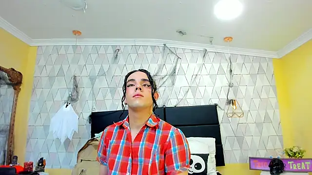 JustinePerry online show from 10-31-25, 03:47