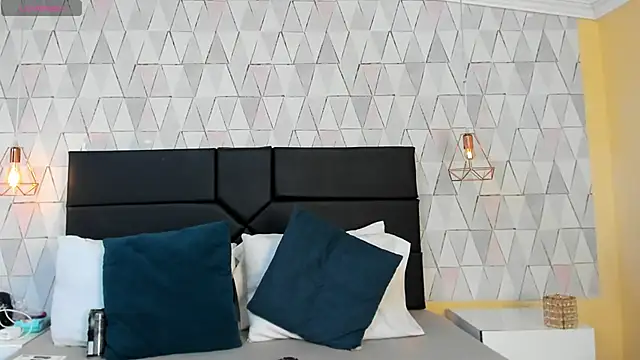 JustinePerry online show from 12-21-25, 04:03