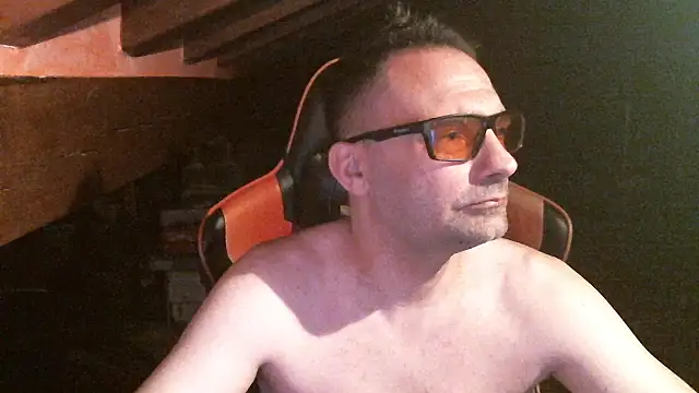 Snapshot of 6996horus chatting on 10-10-25, 04:13 6996horus online show from 10-10-25, 04:13