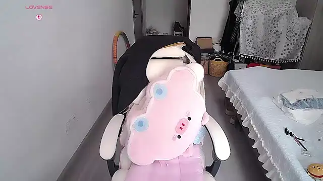 Snapshot of CN-Doudou chatting on 04-05-26, 05:03 CN-Doudou online show from 04-05-26, 05:03