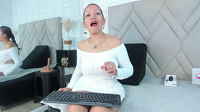 Kasandra Gomez online show from 10-14-25, 12:50