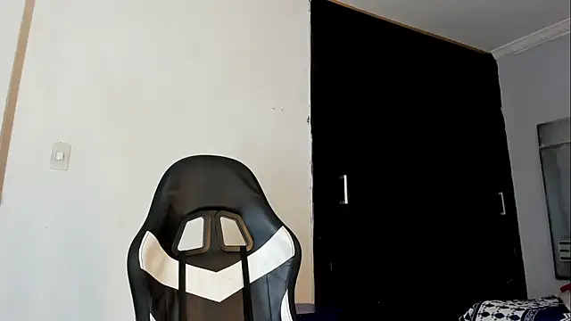 Snapshot of La_Perversa69 chatting on 10-10-25, 07:47 La Perversa69 online show from 10-10-25, 07:47