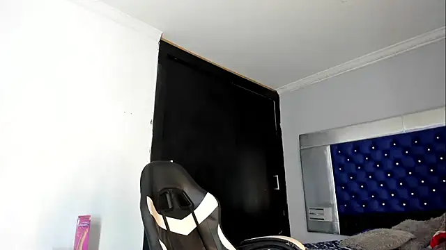 Snapshot of La_Perversa69 chatting on 09-30-25, 07:42 La Perversa69 online show from 09-30-25, 07:42