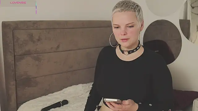 LikaBerry1 online show from 09-28-25, 05:47