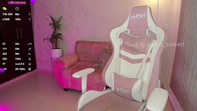 Snapshot of Antonellaa_sweet chatting on 01-17-26, 04:10 Antonellaa sweet online show from 01-17-26, 04:10