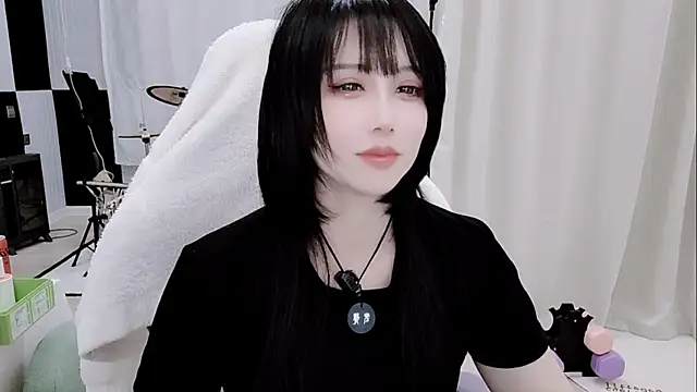 Snapshot of Vaness-a chatting on 05-17-26, 12:49 Vaness-a online show from 05-17-26, 12:49