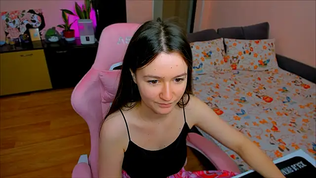 Snapshot of ameli_moon chatting on 10-19-25, 01:36 ameli moon online show from 10-19-25, 01:36