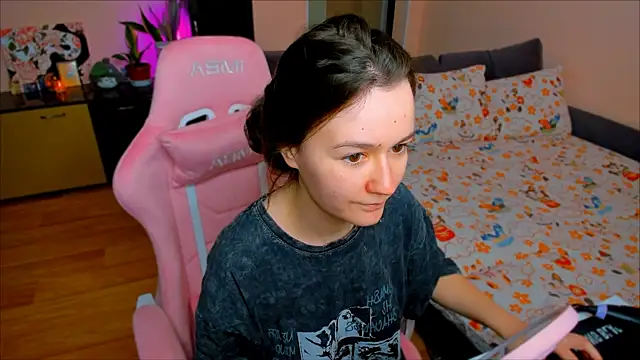 Snapshot of ameli_moon chatting on 10-18-25, 03:25 ameli moon online show from 10-18-25, 03:25