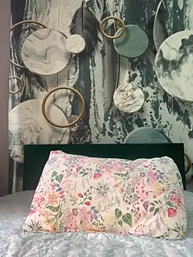 Snapshot of Laura_Millf chatting on 02-28-26, 02:06 Laura Millf online show from 02-28-26, 02:06