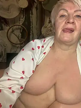 Snapshot of Laura_Millf chatting on 01-19-26, 01:15 Laura Millf online show from 01-19-26, 01:15