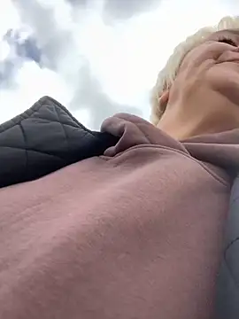 Laura Millf online show from 10-03-25, 11:01